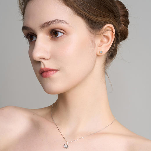 【甄选钻饰】【专享】钻石世家 耀爱系列·八芒星 18k金钻石耳钉 八边形设计感耳钉耳饰 绽放多面璀璨，解锁她力量的无限能量 商品图4