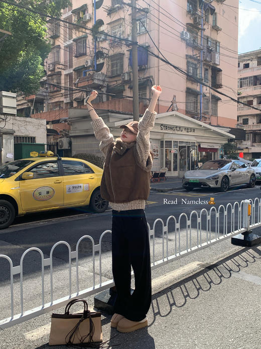 Read Nameless /焦糖皮毛一体马甲+榛果色针织上衣+黑色加绒牛仔裤 2025/12/4 商品图5