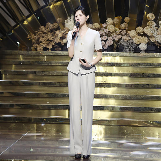 法小曼*子珍专款/杏色套装气质主持人工作服V领短袖两件套 商品图1