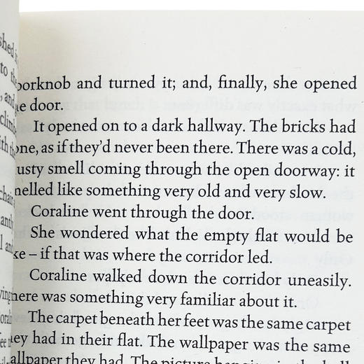 华研原版 鬼妈妈 英文原版小说 Coraline Neil Gaiman 青少年读物 英文版 动画电影原著小说书 进口英语书籍 商品图3