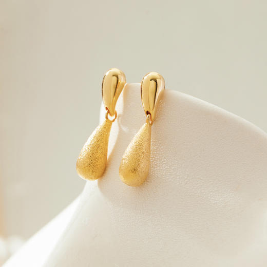 三彩2026新款镀金水滴耳钉简约轻奢耳饰礼物设计感小众磨砂肌理感 商品图2
