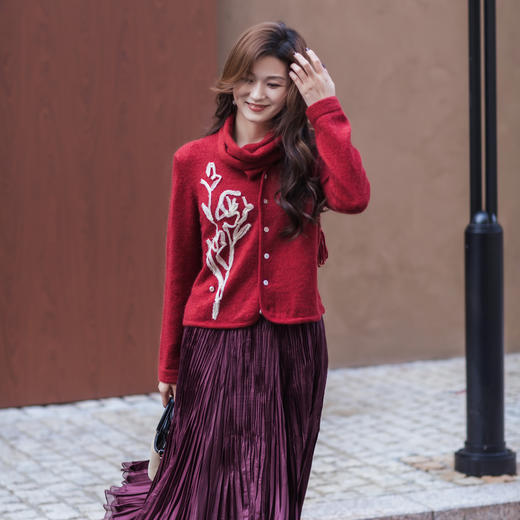 【林栖设计小店】【林栖推荐】2026年早春马海毛绣花红色毛织外套围巾两件套N1954278 商品图7