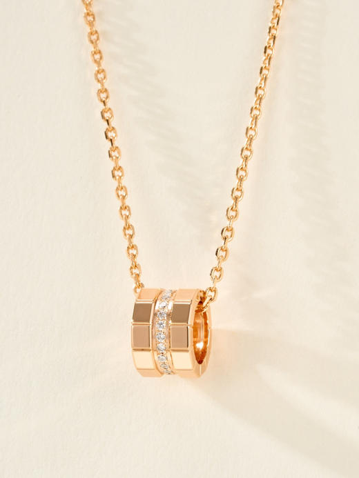 萧邦小冰块系列宽版项链，冷冽的时髦美学，作品从物质的基础结构中汲取灵感，通过晶格的堆叠呈现出立体造型，手工抛光技艺倾注其中，每一面在光下都能折射出耀眼的璀璨，干净利落的线条打造中性时尚的简约风❕❕❕❕ 商品图1