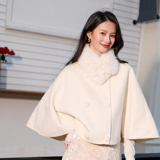 三彩2026新款温柔系奶白毛呢披肩外搭毛绒围脖双排扣轻奢氛围感 商品图2