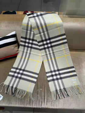 特价🉐Burberry 牛油果色100% 羊绒围巾 ！实物为图2️⃣图3️⃣更接近实物颜色不是很浅的，长身图仅供颜色参考，尺寸168*30cm