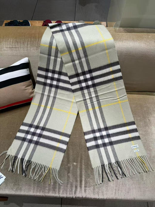 特价🉐Burberry 牛油果色100% 羊绒围巾 ！实物为图2️⃣图3️⃣更接近实物颜色不是很浅的，长身图仅供颜色参考，尺寸168*30cm 商品图0