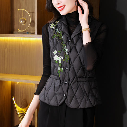 KQLB43N1659 2025秋冬重工刺绣西装领棉服马甲外套女气质修身打底棉马夹 商品图1