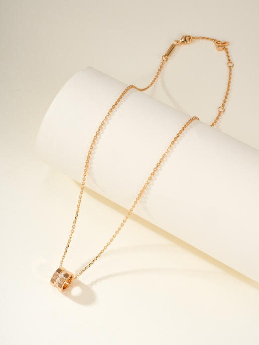 萧邦小冰块系列宽版项链，冷冽的时髦美学，作品从物质的基础结构中汲取灵感，通过晶格的堆叠呈现出立体造型，手工抛光技艺倾注其中，每一面在光下都能折射出耀眼的璀璨，干净利落的线条打造中性时尚的简约风❕❕❕❕ 商品图4