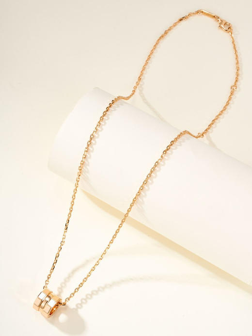 萧邦小冰块系列宽版项链，冷冽的时髦美学，作品从物质的基础结构中汲取灵感，通过晶格的堆叠呈现出立体造型，手工抛光技艺倾注其中，每一面在光下都能折射出耀眼的璀璨，干净利落的线条打造中性时尚的简约风❕❕❕❕ 商品图12