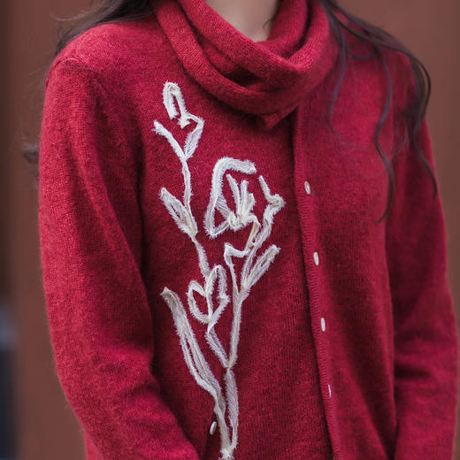 【林栖设计小店】【林栖推荐】2026年早春马海毛绣花红色毛织外套围巾两件套N1954278 商品图8