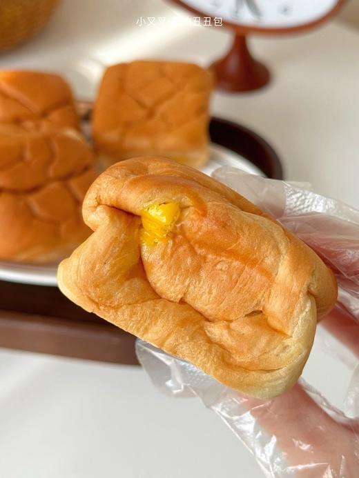 ｜小叉叉·黄油丑丑包440g（8包） 丑丑的表皮藏着大大的温柔—— 小叉叉黄油丑丑包，用进口黄油揉出蓬松绵密的面包体 咬开就是会爆浆的芝士夹心 商品图3