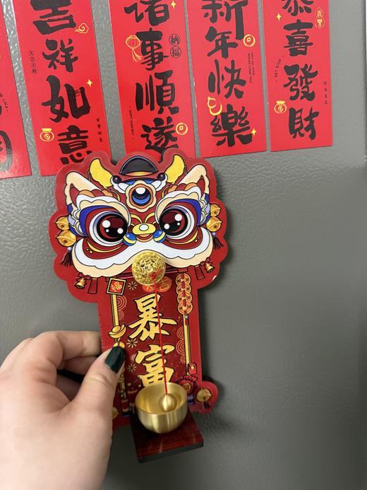 2026年马上“旺”🔥这【醒狮磁吸招财冰箱贴】贴一贴，门铃🔔一响！黄金万两💰 年味和财运直接焊死在我家冰箱上！被这个醒狮冰箱贴狠狠戳中了！❤️ 商品图4