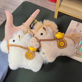 🔥谁挂谁富【马年玩偶公仔挂件套装 】！爆款元宝小马，一“马”当先的超人气吉祥物✅短绒面料，手感软fufu的像云朵，捏一下瞬间注入满满元气!