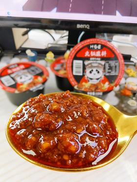 挖到盒马同款【川香屋火锅蘸料】26.9💰抢8罐❗❗涮肉CP💥肉眼可见的牛肉粒❗️ ✅ 固形物含量≥50%✅ 肉眼可见的牛肉粒，真材实料看得见 ✅ 火锅蘸料