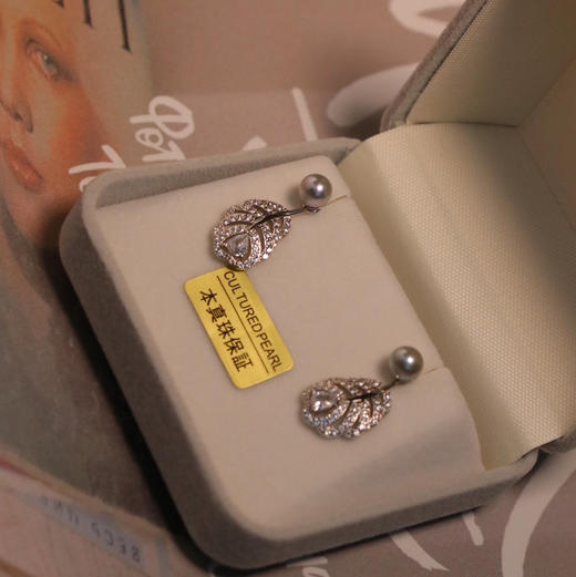 可脱卸款真多麻色akoya耳钉一对，正圆，强光，无暇或细微瑕，纯银配件，进口海水珍珠5-6mm。 商品图3