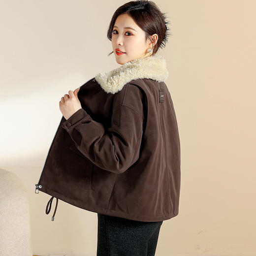 QYM CS25D102洋气鹿皮绒加绒加厚短外套时尚小个子羊羔毛显瘦上衣 商品图4