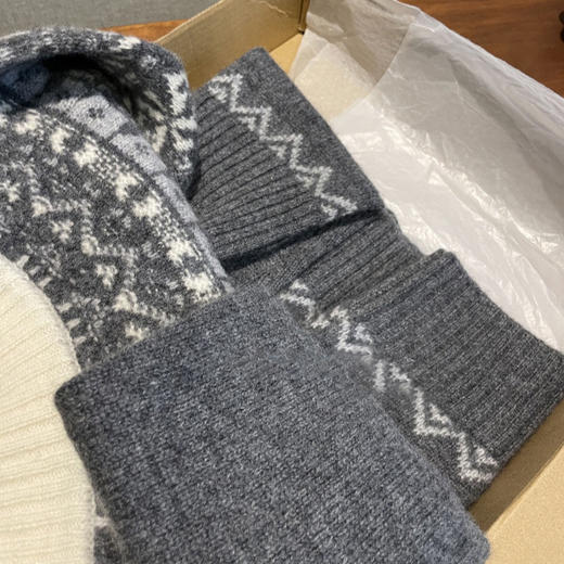 第一名推荐！吃土都要收！2025费尔岛复古双色提花半拉链加厚毛衣女款！ 商品图2