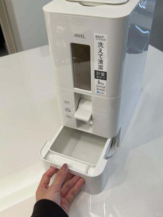 72小时内发货【自动计量米桶】ASVEL阿司倍鹭品牌，计量防潮加厚，防霾防虫防蛀，自动出米桶  别看桶小小的不大，大号的可以放24斤米，一般一袋米20斤，妥妥的方便，斜坡设计让米一粒不剩的到碗里来 商品图2