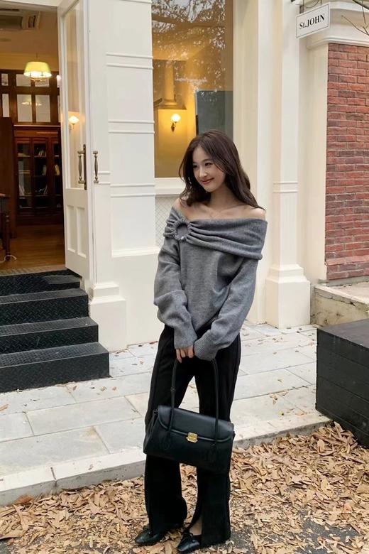 SIA SAYLOR 纯欲风一字领露肩设计感针织毛衣 21640 商品图1