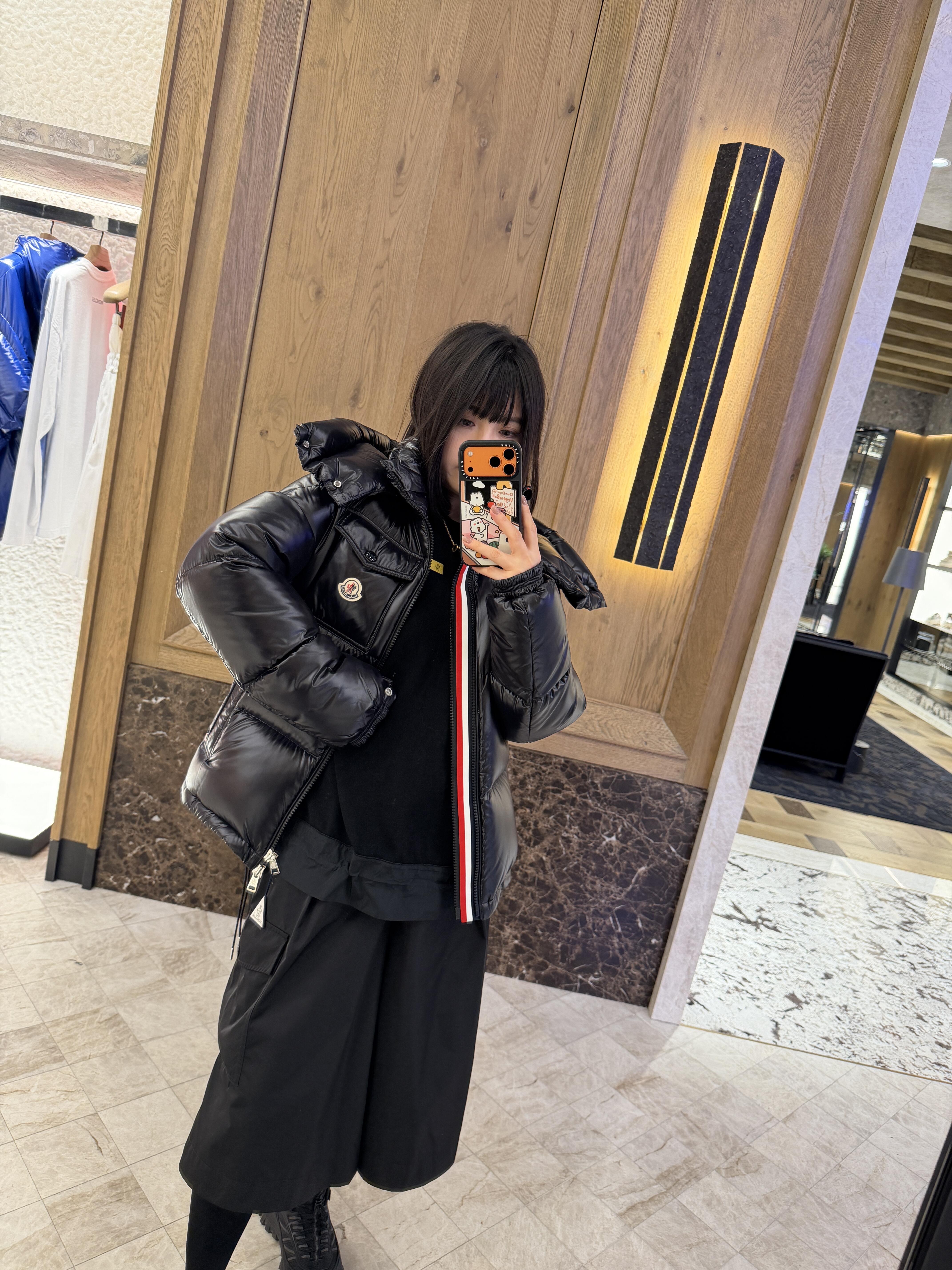 【体验无断层】Moncler Montbeliard 经典三色条羽绒服  情侣款  柜台王牌经典永久不过时 ~ 高颜值与保暖兼具 随便乱搭都好看 一件轻松过冬