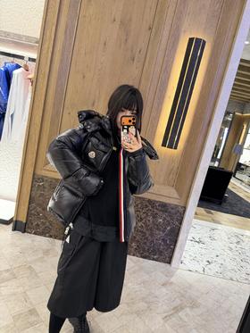 【体验无断层】Moncler Montbeliard 经典三色条羽绒服  情侣款  柜台王牌经典永久不过时 ~ 高颜值与保暖兼具 随便乱搭都好看 一件轻松过冬