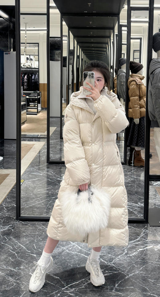 【体验无断层】Moncler Chamer女士连帽长款羽绒 在逃公主 上身真的超级温婉超级乖～ 超轻鹅颈绒填充 简直是冬日行走的大棉被 东北也可以一件过冬!! 商品图2