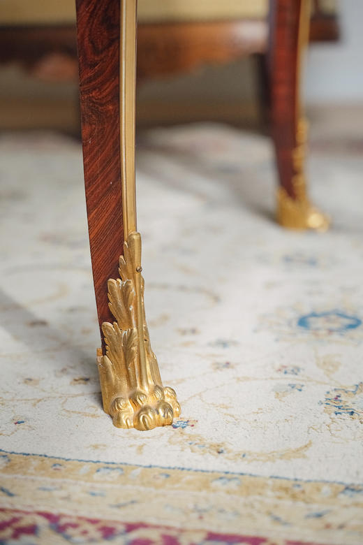 【已售】独角鹿西洋古董1880年代法国出品东方风格牛皮台面装饰卷叶人面纹铜鎏金精雕嵌山水主题黑地金漆莳绘硬木书桌 商品图11