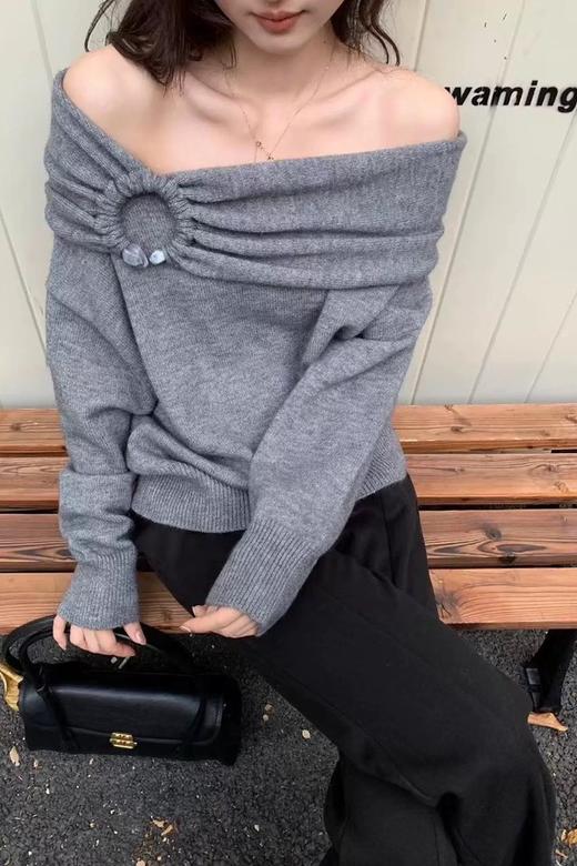 SIA SAYLOR 纯欲风一字领露肩设计感针织毛衣 21640 商品图0