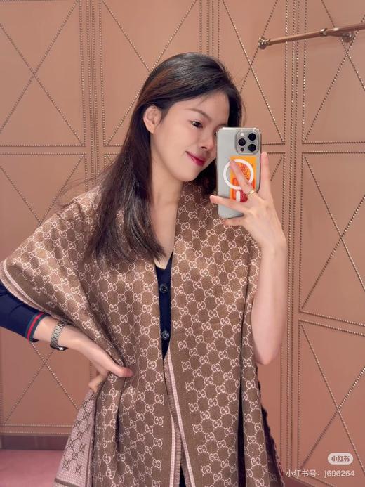 一店d 大爆款❗️𝐆𝐮𝐜𝐜"全新上市的新款围巾  𝟐𝟓年新款 刚上架就被预定光！！上市即断货 重磅双面提花工艺 正反两面，呈现两种不同的配色效果，可以说是买1=2 商品图7