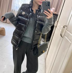 【体验无断层】Moncler TIBB经典蒙口羽绒马甲  冬天叠穿的天花板 随便穿，任意搭，都有种高级感 立领刚好护住脖子，轻便得像没穿，但风一吹就知道“这钱没白花”~