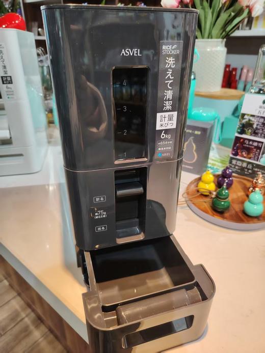 72小时内发货【自动计量米桶】ASVEL阿司倍鹭品牌，计量防潮加厚，防霾防虫防蛀，自动出米桶  别看桶小小的不大，大号的可以放24斤米，一般一袋米20斤，妥妥的方便，斜坡设计让米一粒不剩的到碗里来 商品图8