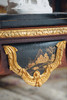 【已售】独角鹿西洋古董1880年代法国出品东方风格牛皮台面装饰卷叶人面纹铜鎏金精雕嵌山水主题黑地金漆莳绘硬木书桌 商品缩略图9
