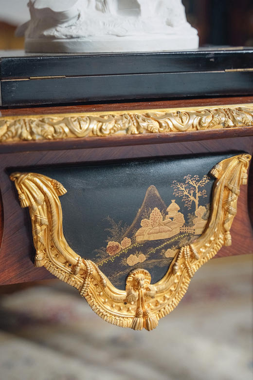 【已售】独角鹿西洋古董1880年代法国出品东方风格牛皮台面装饰卷叶人面纹铜鎏金精雕嵌山水主题黑地金漆莳绘硬木书桌 商品图9