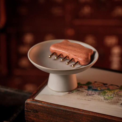 猫咪铜齿按摩梳 | 贴合头部弧度梳齿，小巧可爱猫咪造型龙凤檀木材质。手工打磨梳头木梳#常梳头头常梳# 商品图3