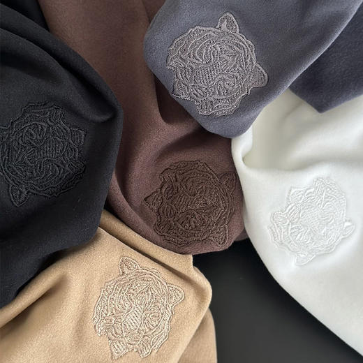 【单拍不发！89元2件，118元3件】虎头刺绣男士双面绒打底衫｜双面德绒，一件顶两件，轻盈又保暖！万针刺绣，有风骨显品味！ 商品图3