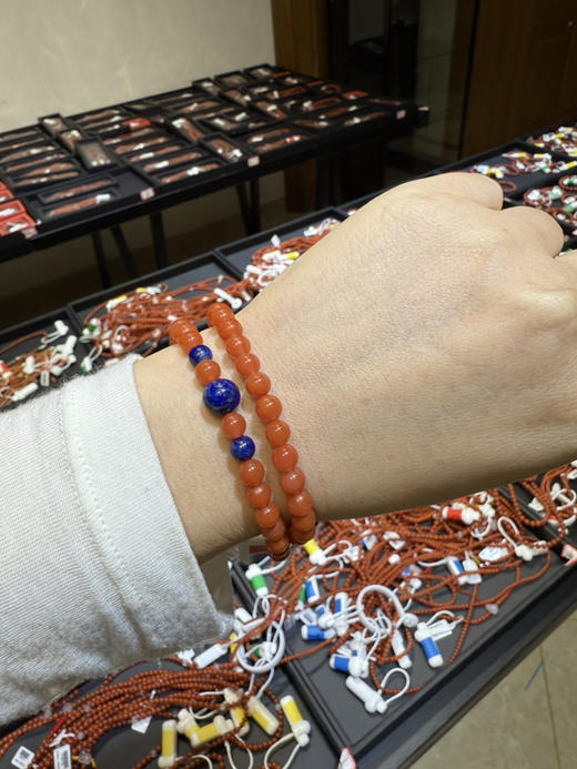 设计款 南红柿子红 配三颗青金石 弹力绳 双圈手链 5.8咪左右 发到付 商品图1