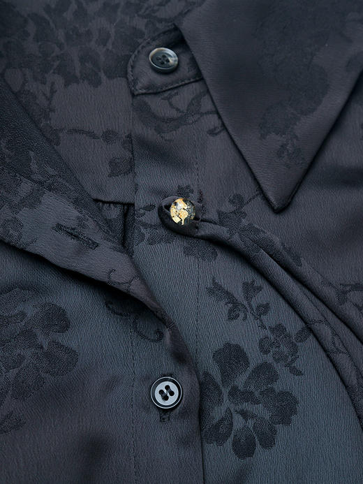 复古暗纹提花黑色缎面长袖衬衫 精致金属装饰翻领垂感宽松通勤上衣 商品图3