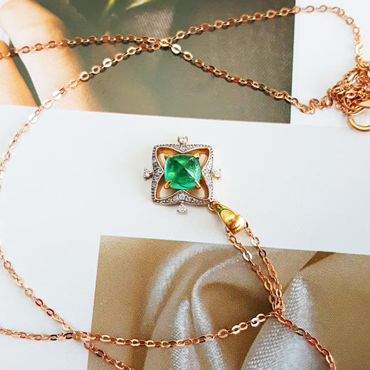 【天然正品】AU750黄金镶钻镶天然糖塔造型0.8克拉木佐绿祖母绿吊坠项链17.9*11.9*5.6MM（皆取最大值）链长：45CM（长度可调节）女士 251125NJS15 商品图5