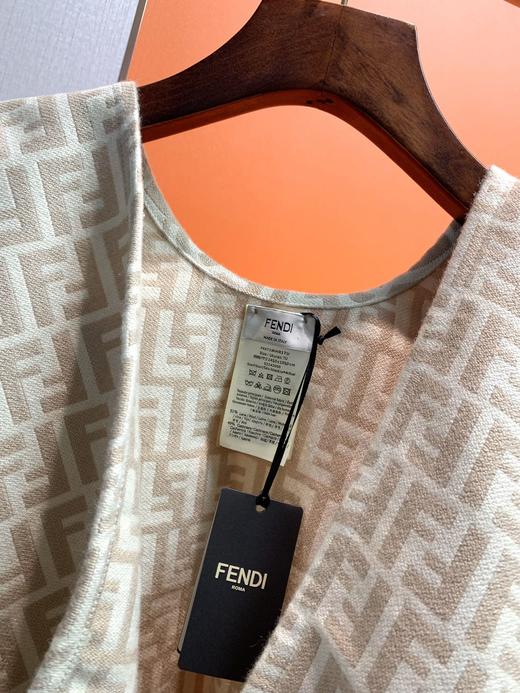 G686芬迪羊毛羊绒混纺披肩斗篷 商品图1