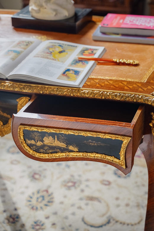 【已售】独角鹿西洋古董1880年代法国出品东方风格牛皮台面装饰卷叶人面纹铜鎏金精雕嵌山水主题黑地金漆莳绘硬木书桌 商品图5