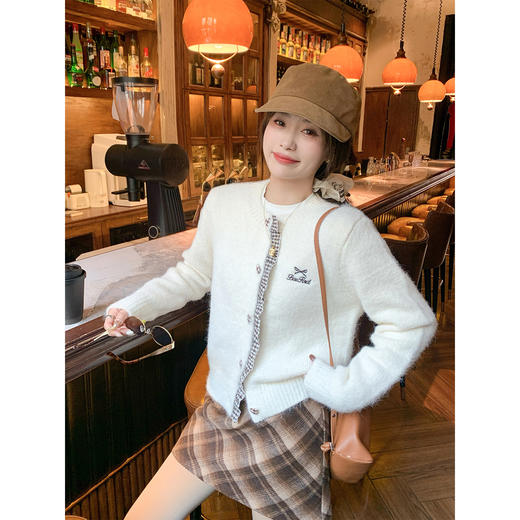 <曾小咸推荐> 现货秒杀！微信超特价！ 微信超特价！撞色花边毛衣开衫 日常209.99 立减120 秒杀89.99 ！咖格子半裙 日常129.99 秒杀69.99！ 商品图1