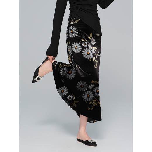 「自」全新升级【铂金会员174/天猫229/差价55】(22135)洛诗琳新中式高腰显瘦丝绒裙2025秋冬气质印花半身长裙女 商品图0