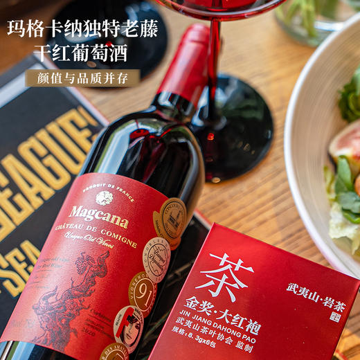 【 “红运双臻”佳节礼盒】  法国原瓶进口 玛格卡 纳· 独特老藤干红葡萄酒（内含：AOP级干红葡萄酒750ml*2瓶+福建正宗武夷山红茶*1罐 ） 商品图1