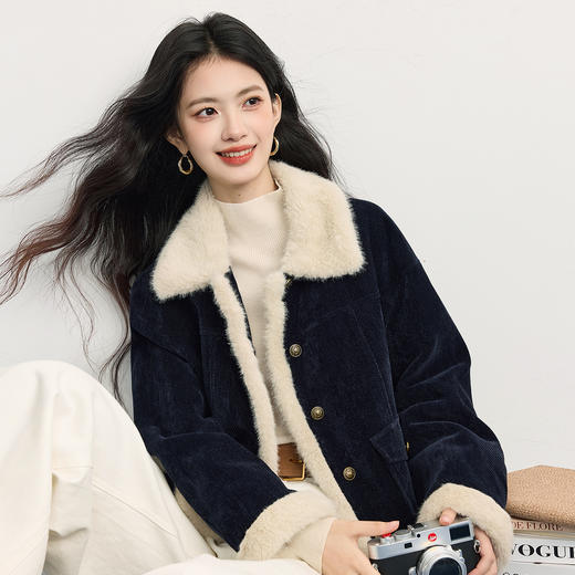 【周四狂欢价】熙世界巴恩风毛绒翻领拼接内胆90白鸭绒羽绒服短外套女2025冬装新款 商品图2