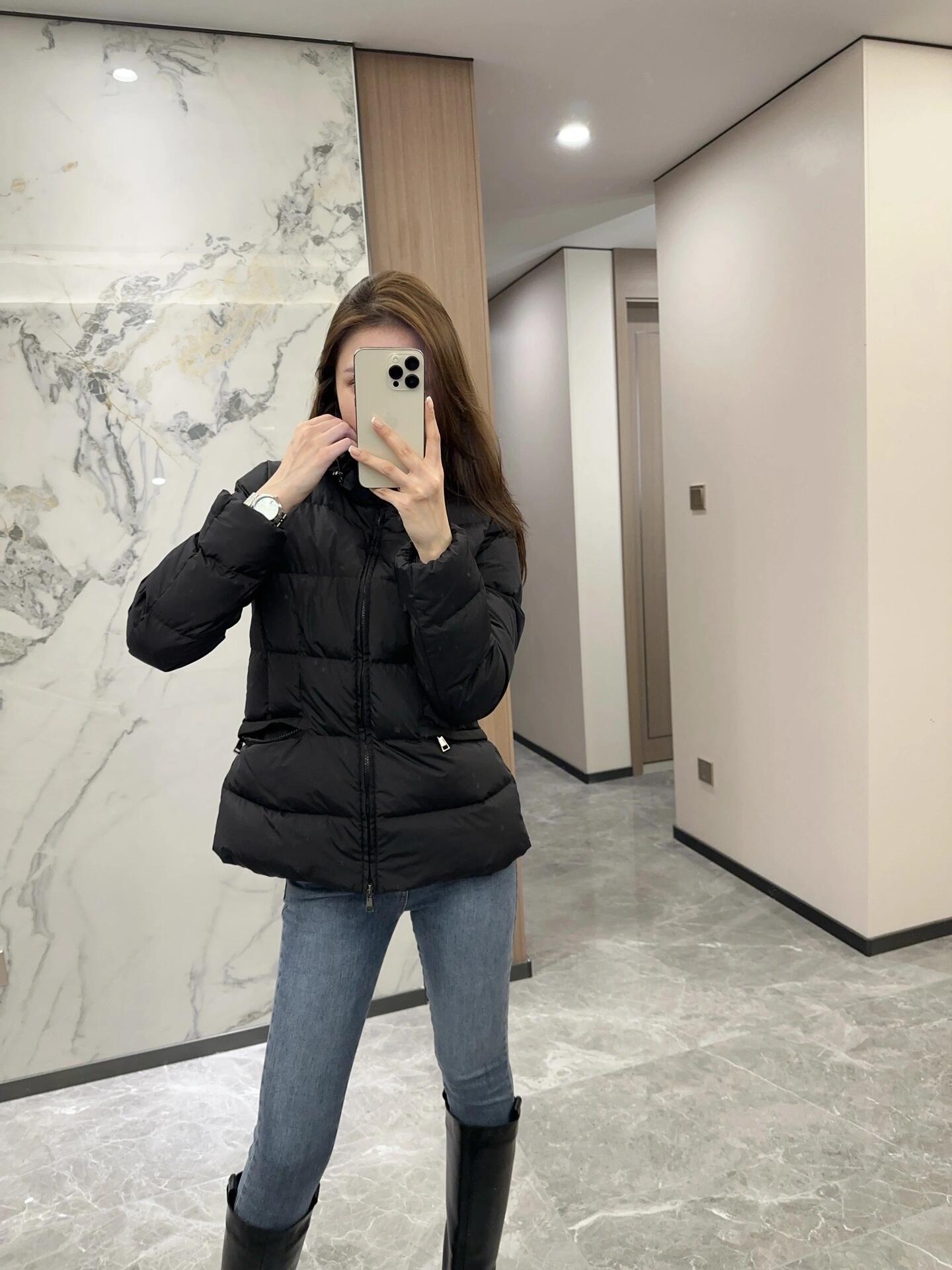 【体验无断层】Moncler Avoce短款收腰羽绒服 别人冬天臃肿，你冬天小腰精一枝独秀，明晃晃的妖艳小心机，就算H型身材也能给你穿出S型美腰 谁穿谁瘦！利用廓形打造出来的S线条，真的比瘦十斤还明显