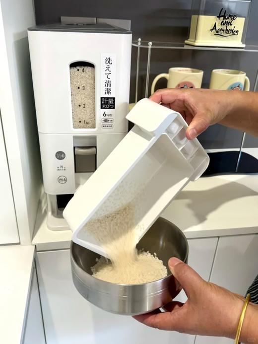 72小时内发货【自动计量米桶】ASVEL阿司倍鹭品牌，计量防潮加厚，防霾防虫防蛀，自动出米桶  别看桶小小的不大，大号的可以放24斤米，一般一袋米20斤，妥妥的方便，斜坡设计让米一粒不剩的到碗里来 商品图9