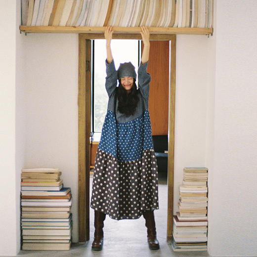 绽放856朵/波波裙·新款撞色波点拼接长袖连衣裙圆领宽松旅行长裙 商品图0