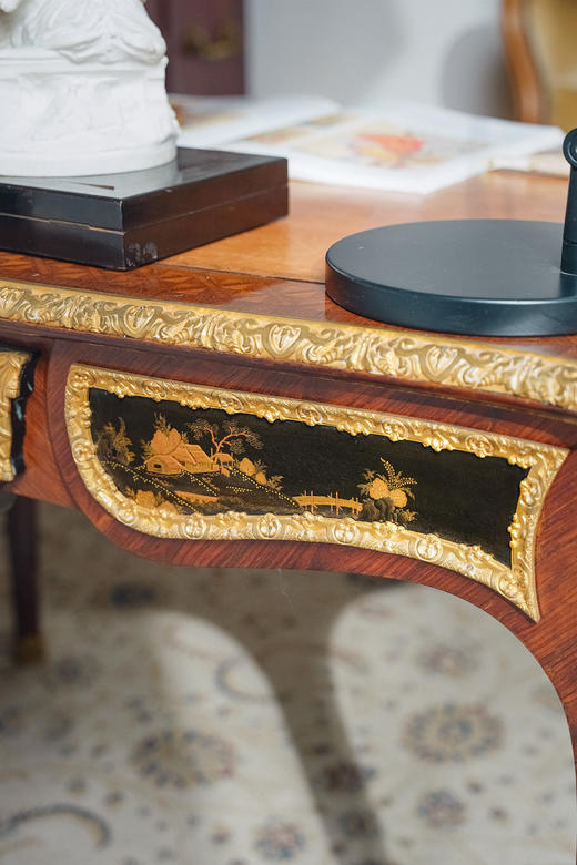 【已售】独角鹿西洋古董1880年代法国出品东方风格牛皮台面装饰卷叶人面纹铜鎏金精雕嵌山水主题黑地金漆莳绘硬木书桌 商品图4