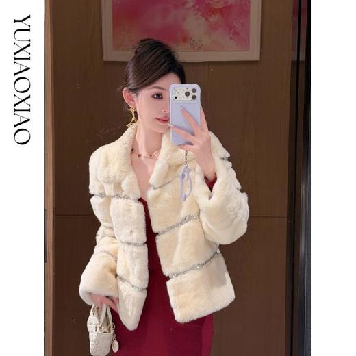 余潇潇【灵感缪斯】100雷克斯獭兔毛内里夹棉水钻织带气质翻领皮草 商品图3