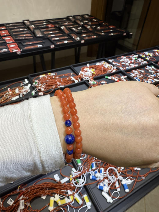 设计款 南红柿子红 配三颗青金石 弹力绳 双圈手链 5.8咪左右 发到付 商品图3